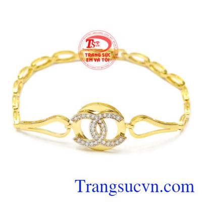 Lắc tay nữ vàng hiện đại là sản phẩm được chế tác chất lượng, đường nét mềm mại mang lại vẻ cá tính, năng động cho phái nữ.