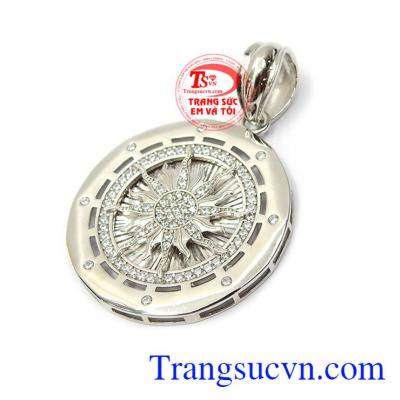 Mặt dây chuyền bạc mạnh mẽ đeo phù hợp nhiều loại dây chuyền, kết hợp dễ dàng với nhiều phong cách thời trang đa dạng