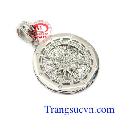 Mặt dây chuyền thiết kế công nghệ cao, gắn đá tinh xảo mang lại sự sang trọng, đẳng cấp và phong cách cho người đeo