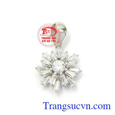 Mặt dây chuyền đính đá cá tính vàng trắng 10k nhập khẩu Hàn Quốc rất được phái đẹp ưa chuộng