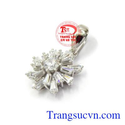 Mặt dây chuyền đính đá cá tính đeo phù hợp nhiều loại dây chuyền mang lại nét quyến rũ, sang trọng cho các cô nàng hiện đại