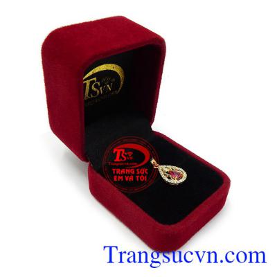 Mặt dây chuyền ruby tình yêu với thiết kế mới lạ, độc đáo mang lại sự quý phái, thời trang và sang trọng cho phái đẹp.
