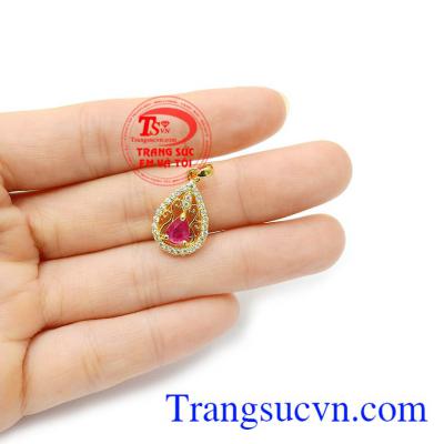 Ngoài ra, ruby còn là biểu tượng của tình yêu, tượng trưng cho sự nồng nàn và lãng mạn, là món quà tuyệt vời cho người bạn yêu thương trong những dịp ý nghĩa