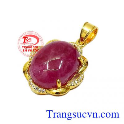 Với những chi tiết uốn lượn bao quanh như những cánh hoa bằng vàng 14k càng tạo thêm sự thu hút cho sản phẩm,Mặt dây chuyền Ruby tỏa sáng