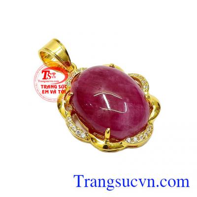 Mặt dây toát lên vẻ sang trọng, quý phái nhờ tâm điểm là viên đá Ruby to đẹp chính giữa,Mặt dây chuyền Ruby tỏa sáng