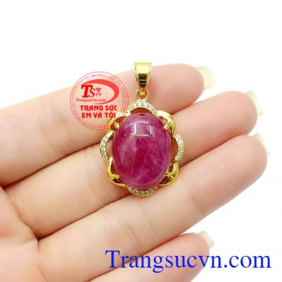 Theo phong thủy, Ruby là lá bùa hộ mệnh cho chủ nhân mệnh Hỏa và Thổ,Mặt dây chuyền Ruby tỏa sáng