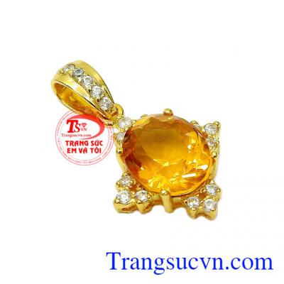 Thiết kế độc đáo, hợp thời trang, với điểm nhấn là một viên Thạch anh vàng sáng lấp lánh chính giữa,Mặt dây Citrine nổi bật