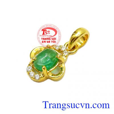 Màu xanh của Emerald làm tăng cảm giác của chúng ta về hạnh phúc, cân bằng và sự hài hòa,Mặt dây Emerald quý phái