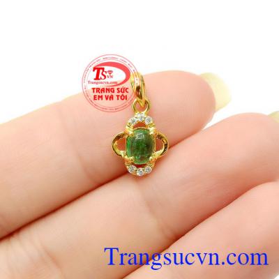 Emerald là một viên đá tuyệt vời góp phần mang lại sự trẻ hóa, chống lão hóa cho chủ nhân,Mặt dây Emerald quý phái