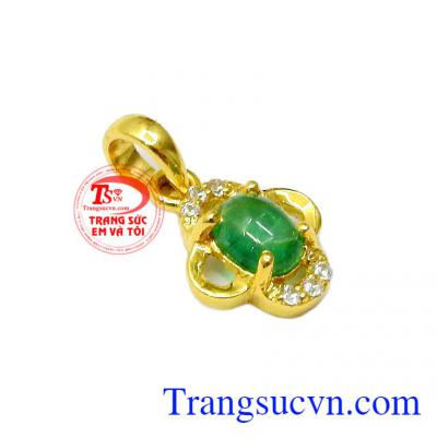 Từng đường nét hình cánh hoa được làm tỉ mỉ, tinh xảo ôm lấy viên Emerald chính giữa tạo sự nổi bật nhưng không kém phần dịu dàng, nữ tính,Mặt dây Emerald quý phái