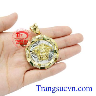 Sản phẩm thích hợp với nhiều kiểu trang phục và lứa tuổi. Mặt dây nam vàng tây sang trọng