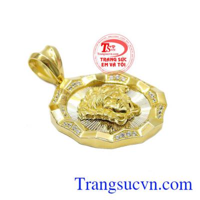 Mặt dây nam vàng tây sang trọng được chế tác từ vàng tây 10k kết hợp cùng những viên đá kết cz tạo điểm nhấn.