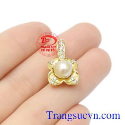 Bởi thế, ngọc trai chính là biểu tượng của tình yêu thiêng liêng, hạnh phúc, là hình ảnh của sự thành công. Mặt dây ngọc trai thanh tú