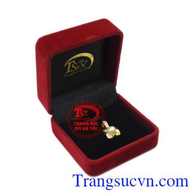 Mặt dây ngọc trai thanh tú mang lại may mắn, niềm vui cho người đeo.