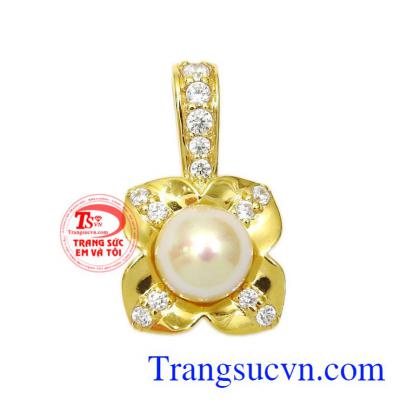 Mặt dây ngọc trai thanh tú được chế tác từ viên ngọc trai óng ánh kết cùng vàng 14k sáng bóng tạo nên một sản phẩm mê hoặc ánh nhìn.