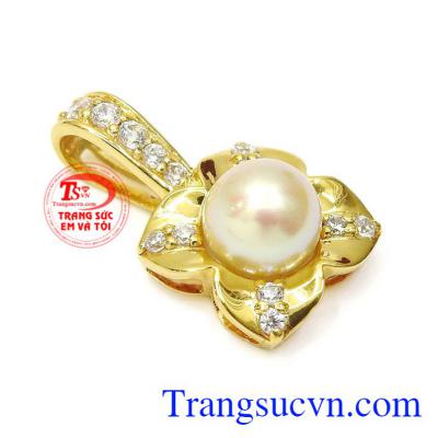 Người ta nói rằng, để tạo ra được những viên ngọc trai sáng lấp lánh con trai đã phải trải qua bao gian nan khó khăn để hình thành viên ngọc thể hiện nội tâm, tình cảm của mình. Mặt dây ngọc trai thanh tú