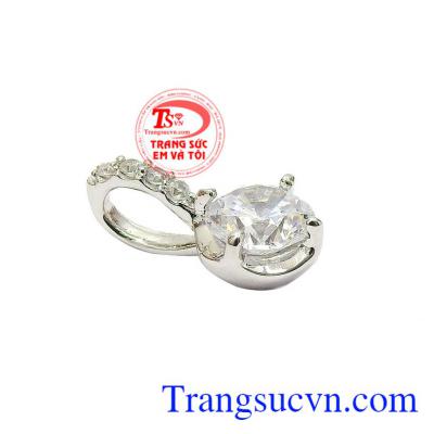 Mặt dây nữ gắn đá cá tính mang phong cách trẻ trung, năng động. 
