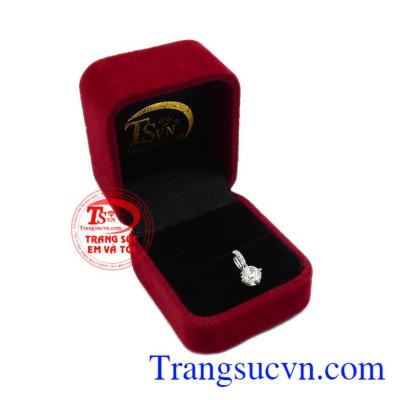 Mặt dây nữ gắn đá cá tính dễ dàng kết hợp cùng các trang phục và phụ kiện khác. 