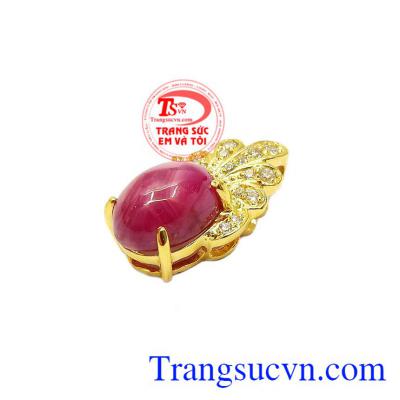 Thiết kế nổi bật nhờ vào từng chi tiết được người thợ làm cách tỉ mỉ. Mặt dây nữ ruby sao lấp lánh