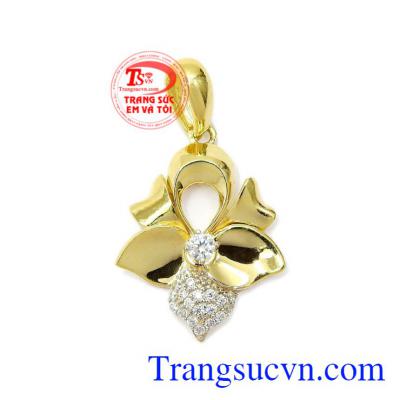 Mặt dây nữ vàng duyên dáng được chế tác tinh xảo từ vàng 10k chất lượng, với điểm nhấn là những viên CZ sáng lấp lánh mang lại vẻ thu hút cho phái đẹp.