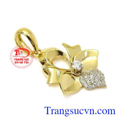 Sản phẩm phù hợp với nhiều lứa tuổi, hợp thời trang. Mặt dây nữ vàng duyên dáng