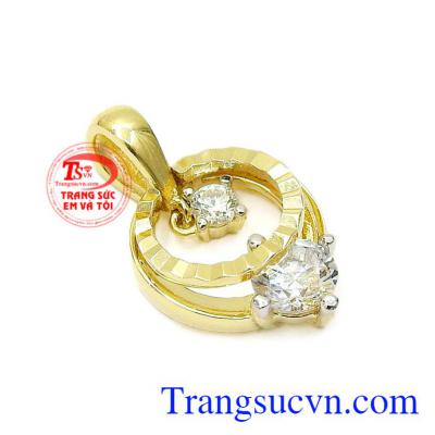 Với thiết kế nhỏ xinh chiếc mặt dây này sẽ giúp các cô gái nổi bật vẻ nữ tính, kiều diễm của người con gái. Mặt dây nữ yêu kiều