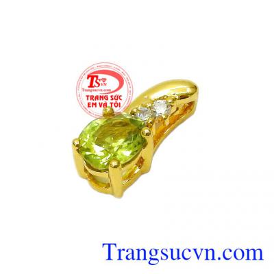 Đá Peridot còn giúp cho con người phát triển sự nhạy bén và mở mang tâm trí giúp bạn vươn đến tầm cao mới trong công việc,Mặt dây Peridot nhỏ nhắn