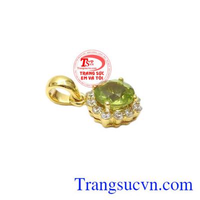 Mặt dây peridot tinh tế được chế tác từ vàng tây 14k và đá peridot thiên nhiên. 