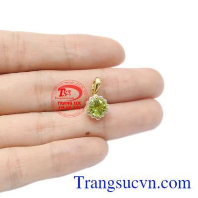 Sự kết hợp hài hòa tạo nên một sản phẩm sang trọng, quyến rũ. Mặt dây peridot tinh tế