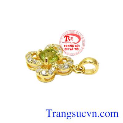 Đá peridot thiên nhiên là loại đá mang đến sự bình an trong tâm hồn, thể hiện sự khát vọng về một tương lai tươi sáng đầy sức sống. Mặt dây peridot yên bình