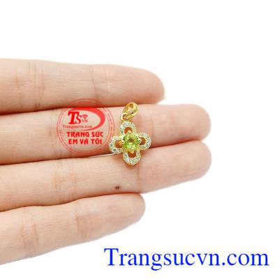 Không chỉ có vậy, đá peridot còn là loại đá đặc biệt dành cho người sinh tháng 8 và kỷ niệm 16 năm ngày cưới. Mặt dây peridot yên bình