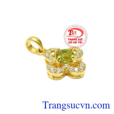 Mặt dây peridot yên bình là một thiết kế mới của Trang sức Em và Tôi. 