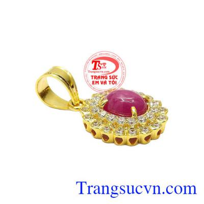 Mặt dây ruby nữ hoàng được chế tác từ vàng tây 14k cùng đá ruby thiên nhiên hợp phong thủy.