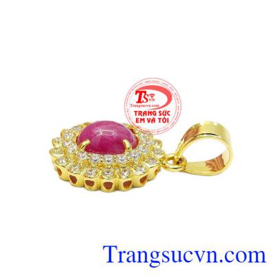 Mặt dây nổi bật với vẻ sang trọng, quyến rũ sẽ càng làm tôn lên nét đẹp của phụ nữ. Mặt dây ruby nữ hoàng