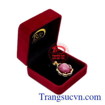 Mặt dây Ruby sao tinh tế sáng bóng thể hiện đẳng cấp.