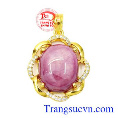 Mặt dây Ruby sao tinh tế được chế tác khéo léo từ đá Ruby sao thiên nhiên và vàng 18k chất lượng đem đến vẻ cuốn hút cho các quý cô, quý bà.