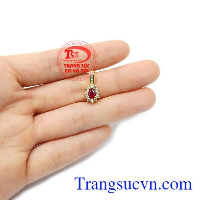 Ruby là viên đá tượng trưng cho sự thịnh vượng, may mắn và bình an, là lá bùa hộ mệnh cho mỗi người
