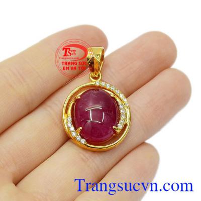 Sản phẩm có thể kết hợp với dây chuyền vàng tạo nên vẻ thanh lịch, sang trọng cho các quý cô, quý bà. Mặt dây Ruby vòng xoáy ký ức