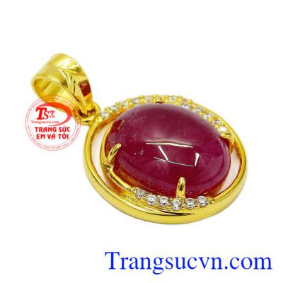 Chiếc mặt dây được chế tác từ đá Ruby thiên nhiên may mắn đem đến cho người đeo nhiều ký ức đẹp, mang lại điềm lành. Mặt dây Ruby vòng xoáy ký ức
