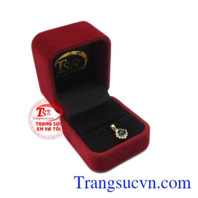 Không chỉ vậy, đá saphir còn là viên đá của lòng chung thủy, sự cam kết trong tình yêu. Mặt dây saphir dễ thương