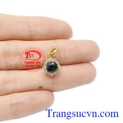 Nhắc đến đá quý là nhắc đến hợp phong thủy. Mặt dây saphir dễ thương