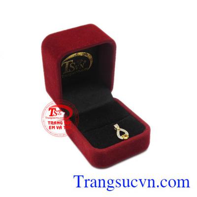 Sản phẩm phù hợp với người mệnh kim và mệnh thổ. Mặt dây saphir vàng độc đáo