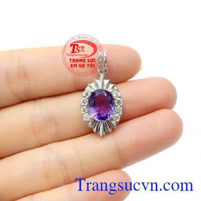 Không chỉ vậy viên đá này còn đem lại nhiều may mắn, giàu sang, thinh vượng và phù hợp với những người mệnh Thổ và Hỏa,Mặt dây thạch anh tím nổi bật