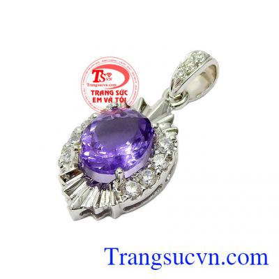 Đá thạch anh tím có tác dụng điều hòa huyết áp, làm dịu những cơn đâu thần kinh, giúp tim hoạt động tốt hơn, làm giảm sự viêm nhiễm lở loét do vết thương gây ra,Mặt dây thạch anh tím nổi bật