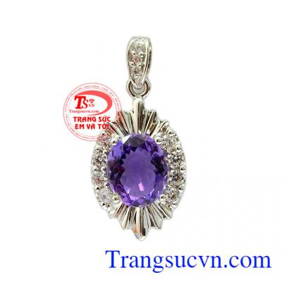 Mặt dây thạch anh tím nổi bật là sản phẩm mới được nhiều khách hàng ưa chuộng bởi vẻ nữ tính, sang trọng,Mặt dây thạch anh tím nổi bật