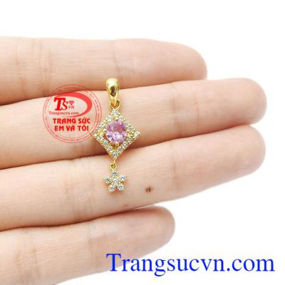 Sự kết hợp hài hòa giữa vàng tây và đá quý không chỉ mang lại sự sang trọng mà còn hợp mệnh. Mặt dây saphir cách điệu