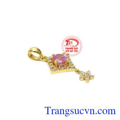 Mặt dây saphir cách điệu mang đến nét trẻ trung, năng động và cá tính cho người dùng.