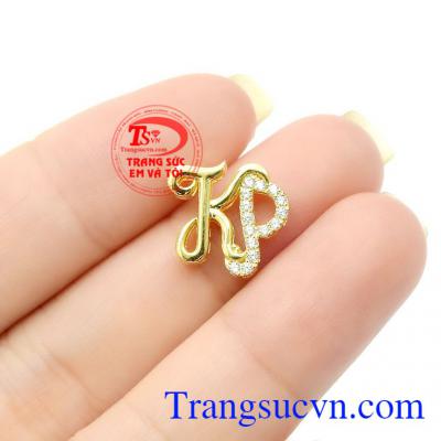 Mặt dây dễ dàng kết hợp với nhiều loại dây chuyền và trang phục khác nhau cho nhiều lứa tuổi,Mặt dây vàng chữ KP