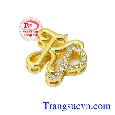 Từng chi tiết được làm vô cùng cẩn thận và tỉ mỉ đem lại cho người đeo cảm giác tinh tế, sang trọng,Mặt dây vàng chữ KP