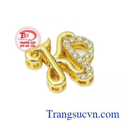 Kiểu dáng trẻ trung, hiện đại thích hợp cho các bạn trẻ dùng làm mặt dây cặp ghép tên hai người,Mặt dây vàng chữ KP